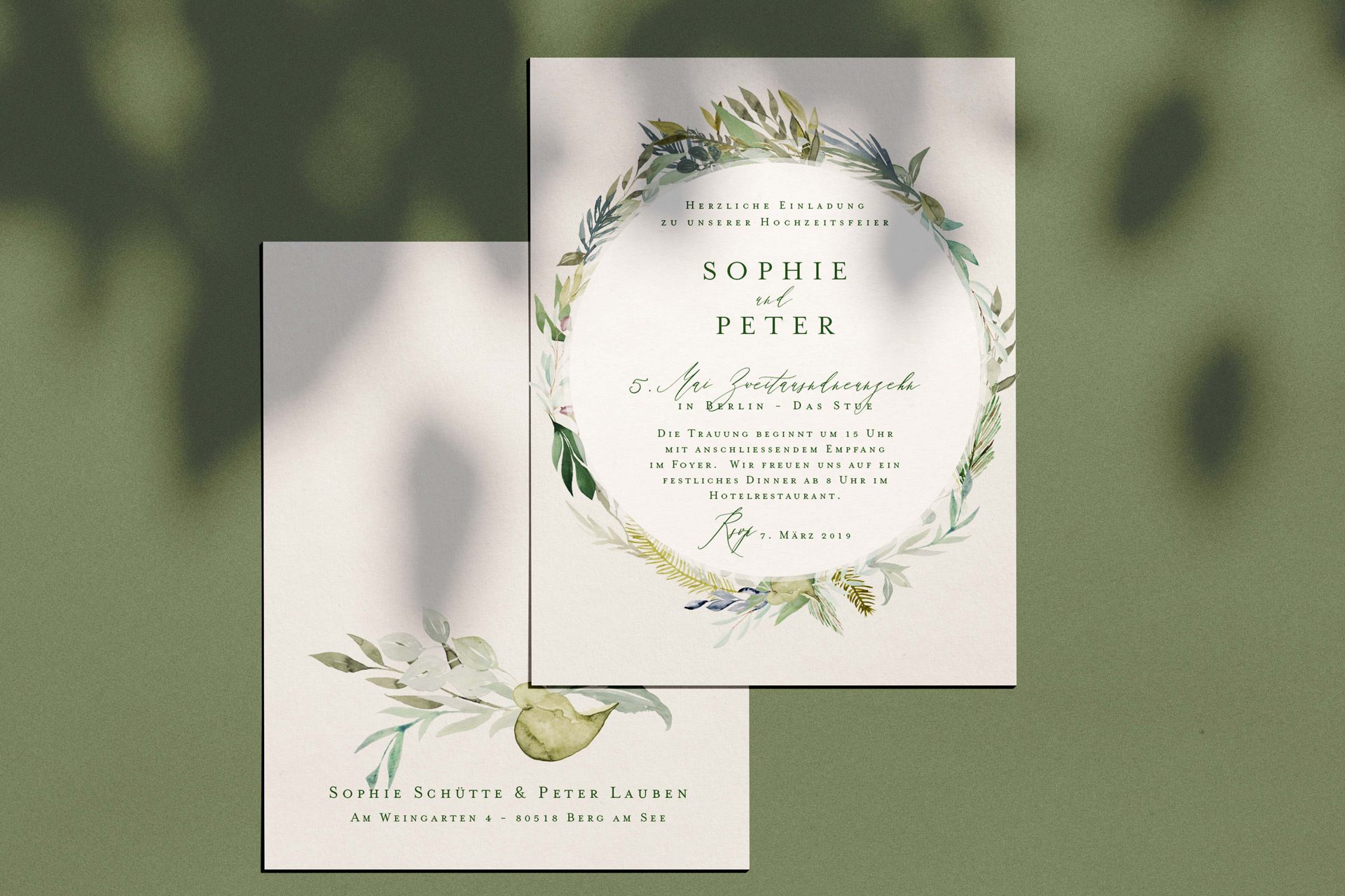 Einladungskarte mit Blätterkranz mit Eukalyptus Farben einfach edle Hochzeitkarten.