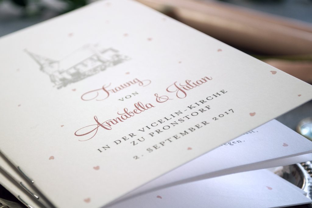 Hochzeitskirchenprogramm als kleines Booklet mit Herzchen und Kirchenillustration