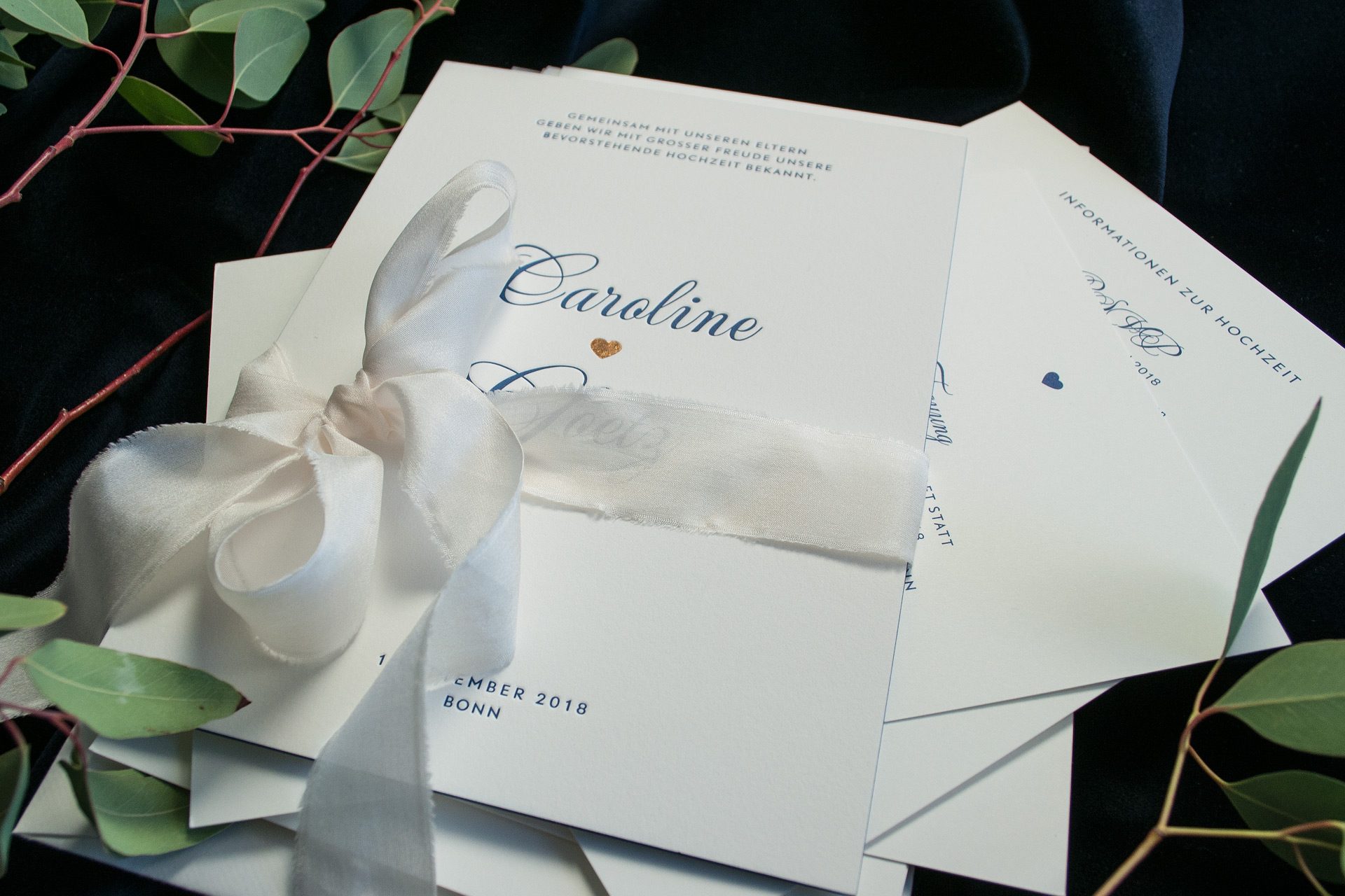 Park Avenue edle Hochzeitseinladung mit Herz in Heissfolienprägung Couture Papeterie von Honeybird mit Farbschnitt.