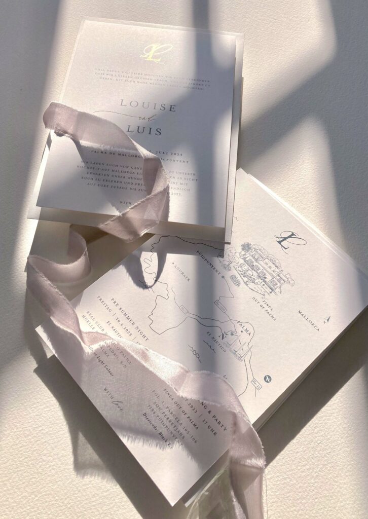 Wedding Invitations with golden Logo and map, with illustrations Hocheitseinladungen mit Goldfoliendruck goldene Initialen und handgezeichneter Hochzeitslocation auf einer Anfahrtsskizze. 